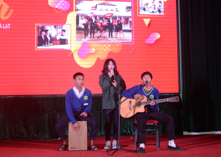 Học sinh Trường THPT Lang Biang được thể hiện tài năng trên sân khấu Đại học Yersin Đà Lạt