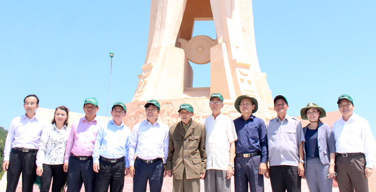 Các đồng chí lãnh đạo tỉnh về thăm Khu VI cũ trong tháng 9 năm 2019. Ảnh: T.Chu