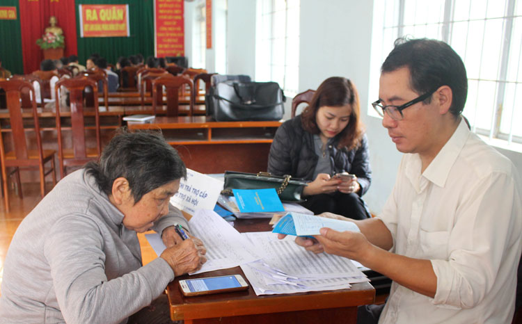 Bưu điện huyện phối hợp với Bảo hiểm Xã hội huyện chi trả trợ cấp cho các đối tượng bảo trợ xã hội tại xã Ninh Gia, Đức Trọng. Ảnh: N.Minh
