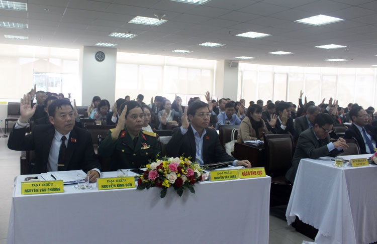 Các đại biểu HĐND tỉnh khóa IX biểu quyết thông qua Nghị quyết kỳ họp thứ X