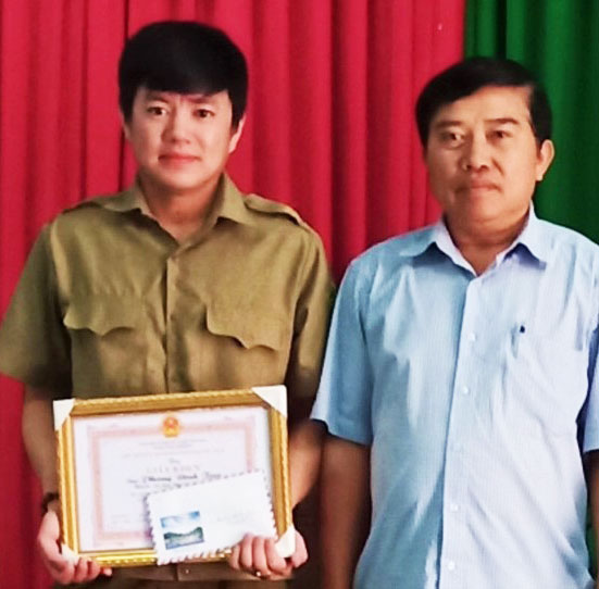UBND xã Lộc Nam trao Giấy khen cho tập thể công an và người dân xã Lộc Nam