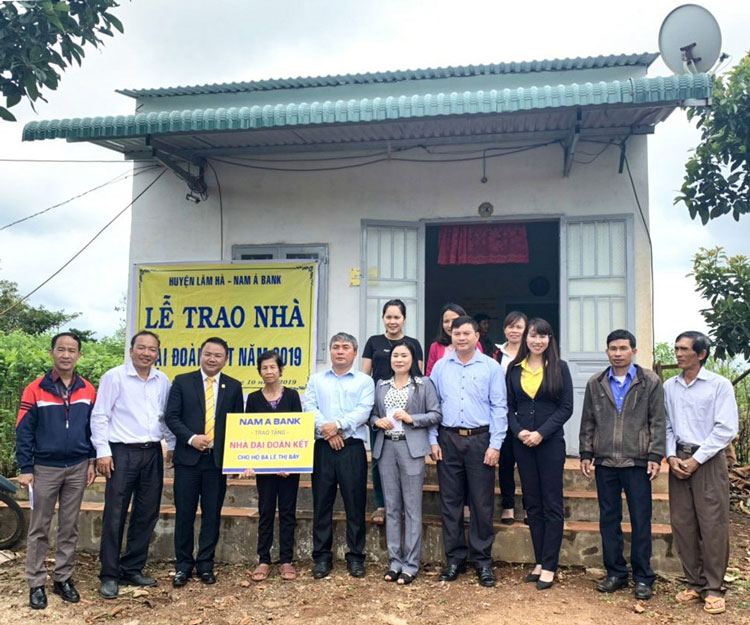 Ngân hàng Nam Á chi nhánh Lâm Đồng cùng chính quyền trao nhà cho hộ bà Lê Thị Bảy.