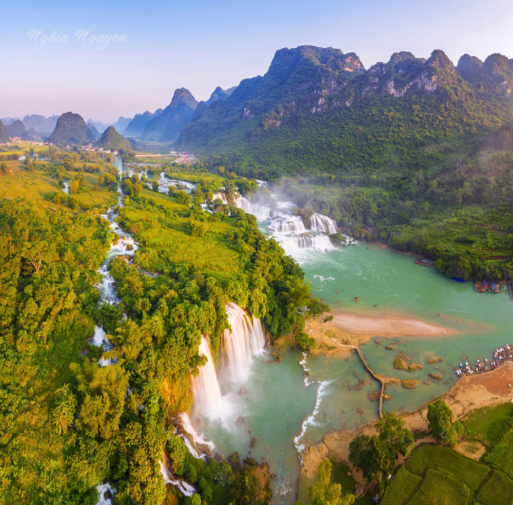 Thác Bản Giốc là địa điểm du lịch trọng điểm quốc gia, được đánh giá là 1 trong 10 thác nước đẹp nhất thế giới