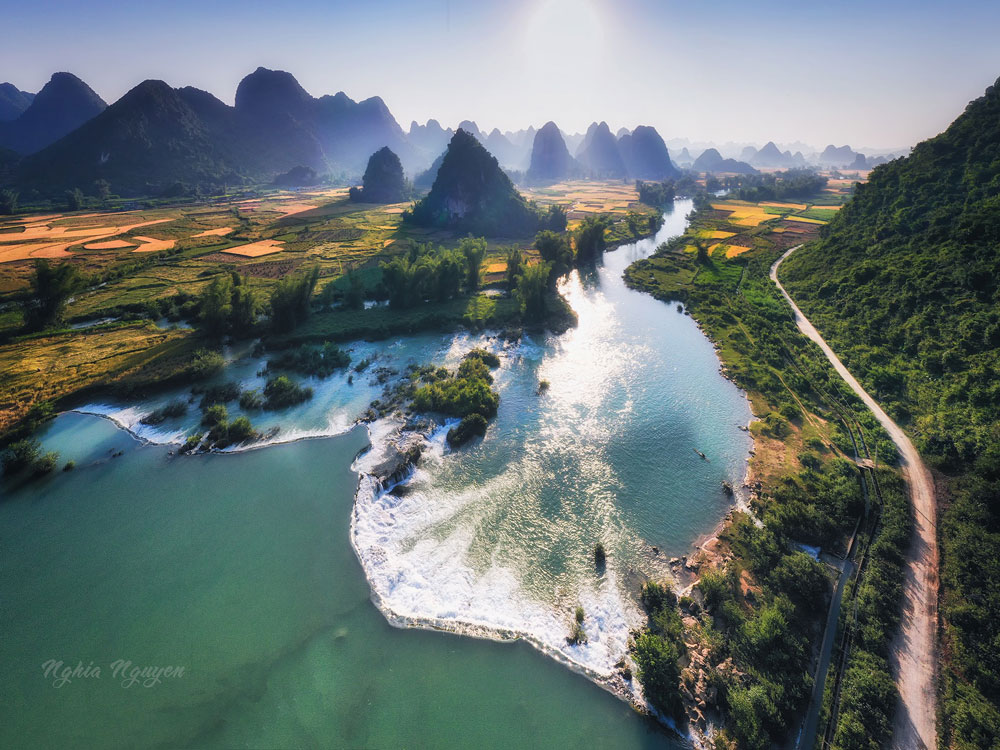 Sông Quây Sơn bắt nguồn từ Trung Quốc, chảy vào địa phận Việt Nam, sau đó lại chạy ngược về Trung Quốc