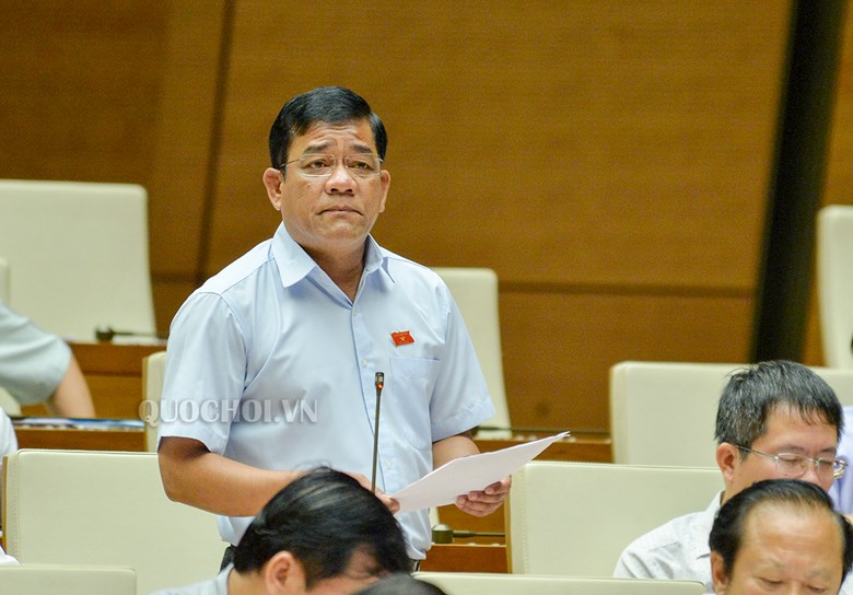 Đại biểu Quốc hội đơn vị tỉnh Lâm Đồng K’Nhiễu phát biểu thảo luận ở hội trường