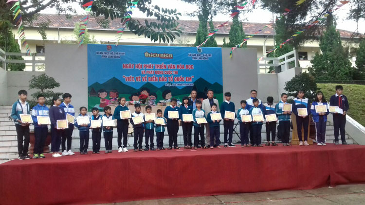 Báo Thiếu niên Tiền Phong trao 25 suất quà cho học sinh người đồng bào dân tộc thiểu số