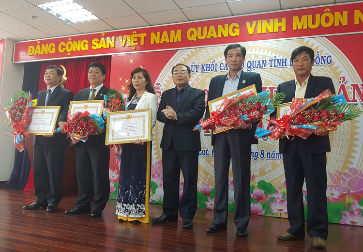 Đồng chí Vũ Kim Sinh - Tỉnh ủy viên, Bí thư Đảng ủy Khối CCQ tỉnh trao Huy hiệu Đảng cho các đảng viên trong khối đợt 2/9/2019
