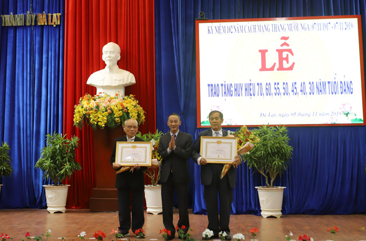 Phó Bí thư Tỉnh ủy Trần Văn Hiệp trao Huy hiệu 70 năm tuổi Đảng cho các đảng viên