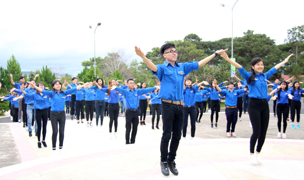 ĐVTN, sinh viên Trường Đại học Đà Lạt tham gia hành trình “Trường tôi là số 1”. Ảnh: V.Quỳnh