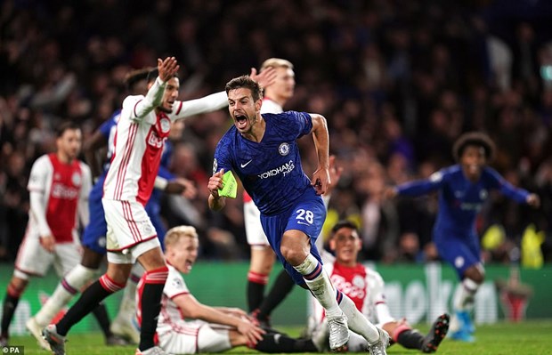Chelsea và Ajax hòa kịch tính