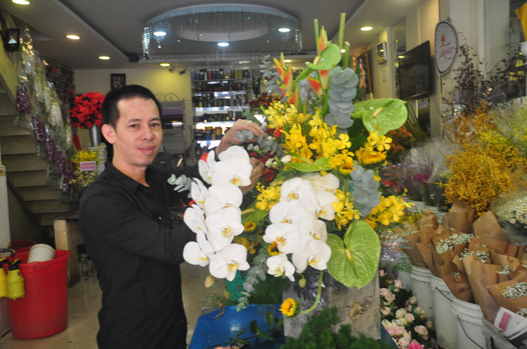 Anh Trần Ngọc Tâm Huy trong cửa hàng hoa tươi của mình tại Đà Lạt