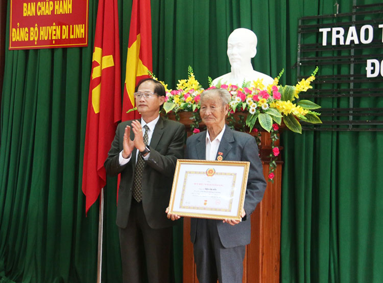 Đồng chí Nguyễn Trọng Ánh Đông - UVBTV Tỉnh ủy, Chủ tịch UBMTTQ Việt Nam tỉnh Lâm Đồng trao Huy hiệu 70 năm tuổi Đảng