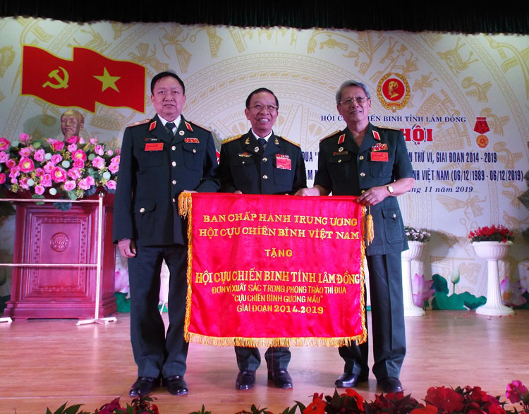 Thiếu tướng Nguyễn Văn Chương - Phó Chủ tịch Hội Cựu chiến binh Việt Nam tặng cờ thi đua xuất sắc cho Hội Cựu chiến binh Việt Nam