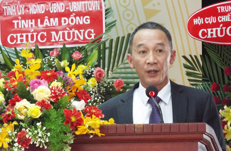 Đồng chí Trần Văn Hiệp – Phó Bí thư tỉnh ủy Lâm Đồng phát biểu và tặng hoa chúc mừng Đại hội