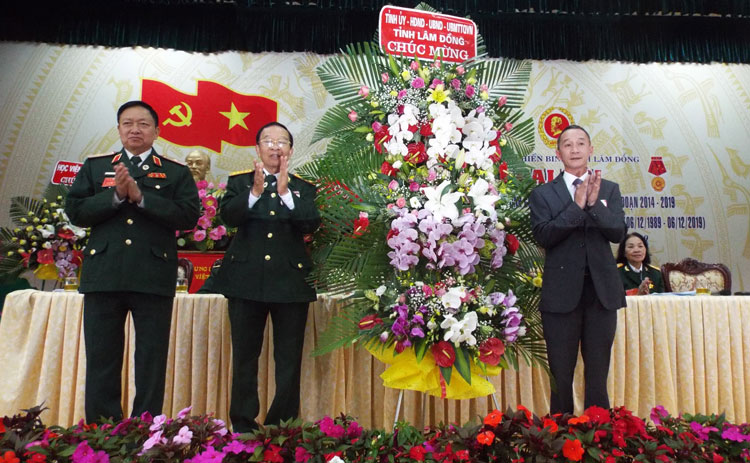 Đồng chí Trần Văn Hiệp – Phó Bí thư tỉnh ủy Lâm Đồng tặng hoa chúc mừng Đại hội