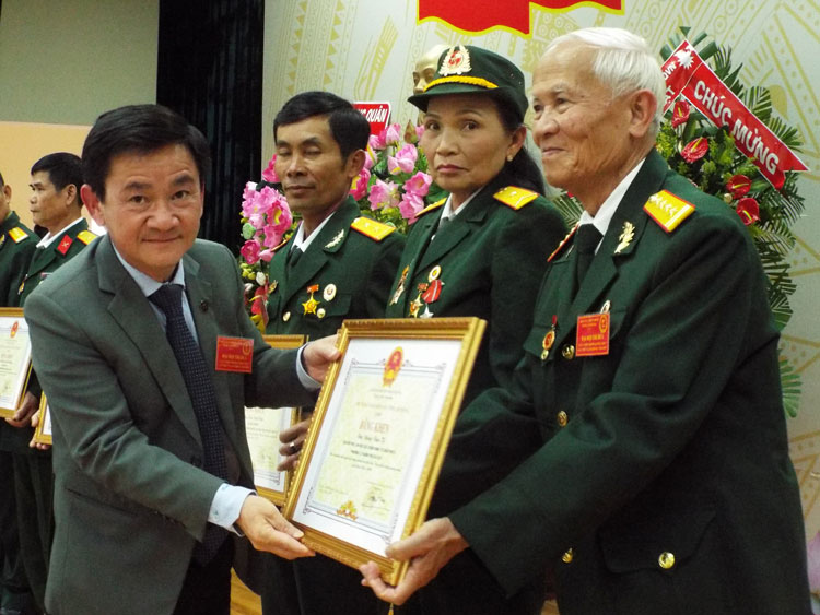 Đồng chí Phan Văn Đa trao Bằng khen của UBND tỉnh cho các CCB có những đóng góp xuất sắc trong phong trào thi đua 