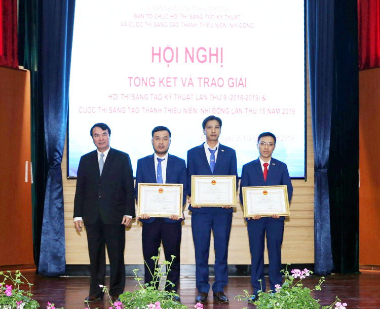 Nhóm tác giả nhận Bằng khen của UBND tỉnh Lâm Đồng về sáng kiến đã đoạt giải nhất Hội thi Sáng tạo kỹ thuật tỉnh Lâm Đồng lần thứ 9 (2018 - 2019). Ảnh: Đ.Anh