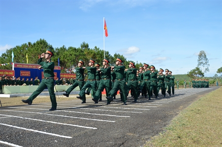 Khối sĩ quan LLVT tỉnh Lâm Đồng duyệt đội ngũ trong lễ ra quân huấn luyện năm 2019.  Ảnh: T.Chiến