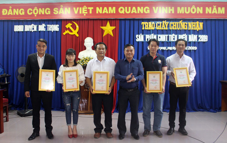 Đồng chí Lê Nguyên Hoàng – Phó Chủ tịch UBND huyện Đức Trọng, trao giấy chứng nhận cho các sản phẩm công nghiệp nông thôn tiêu biểu 2019