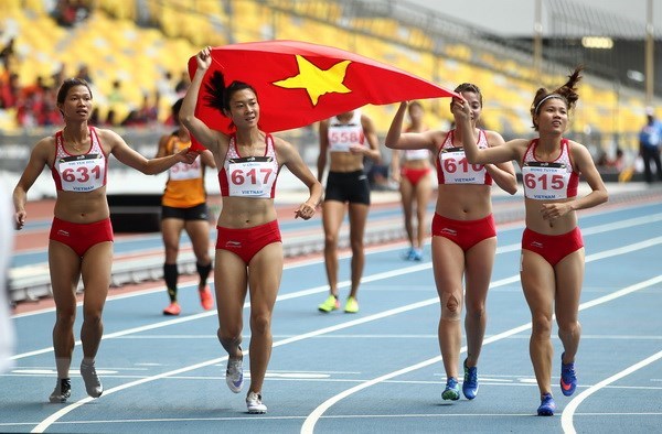   Đội tuyển điền kinh nữ Việt Nam ăn mừng sau khi về đích với chiếc huy chương vàng nội dung chạy tiếp sức 4x100m