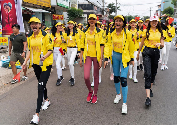 Hoa hậu Hoàn vũ Việt Nam 2018 H’Hen Niê (hàng thứ nhất, thứ 2 từ phải qua) cùng các người đẹp đi bộ gây quỹ từ thiện