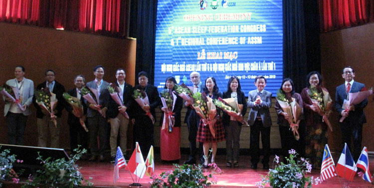 Ông Phan Văn Đa - Phó Chủ tịch UBND tỉnh tặng hoa chúc mừng đại biểu chuyên gia về nghiên cứu giấc ngủ các nước tham dự hội nghị