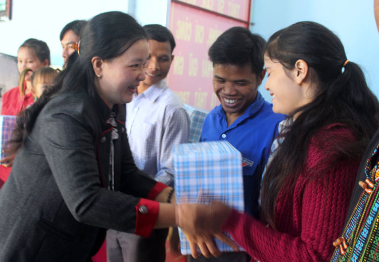 Bà Lê Thị Thêu – Phó Giám đốc Sở Lao động Thương binh và Xã hội trao quà cho các gia đình trẻ tiêu biểu