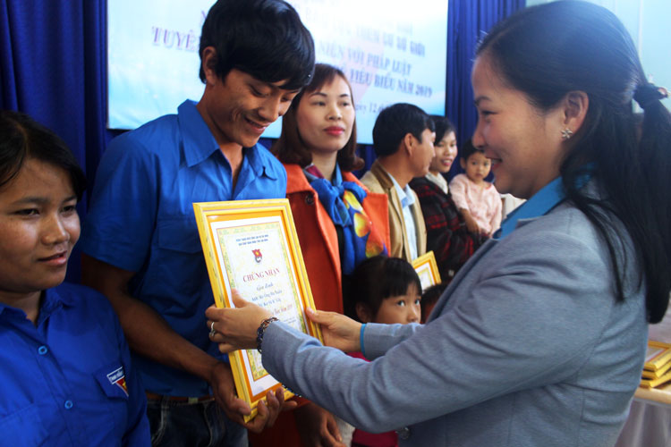 Bà Trần Thị Chúc Quỳnh – TUV, Bí thư Tỉnh Đoàn, trao bằng chứng nhận cho các gia đình trẻ tiêu biểu