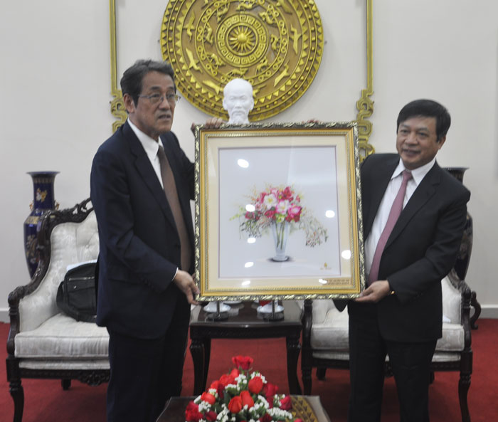 Chủ tịch UBND tỉnh Lâm Đồng Đoàn Văn Việt tặng bức tranh thêu cho Ngài Umeda Kunio - Đại sứ Nhật Bản tại Việt Nam
