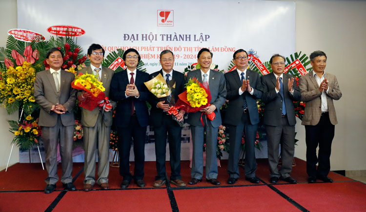 Lãnh đạo Hội Quy hoạch phát triển đô thị Việt Nam tặng hoa chúc mừng Ban Chấp hành Hội Quy hoạch Lâm Đồng