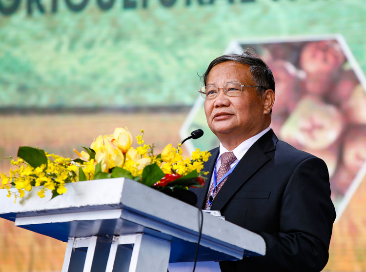 Ông Đinh Khắc Đính, Phó Chủ tịch BCH Trung ương Hội Nông dân Việt Nam phát biểu khai mạc buổi Lễ khai mạc