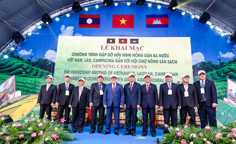 Các đại biểu chụp hình lưu niệm tại Lễ khai mạc “Chương trình gặp gỡ hữu nghị nông dân ba nước Việt Nam, Lào, Campuchia gắn với hội chợ nông sản sạch”
