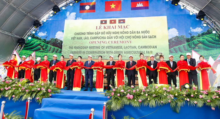 Các đại biểu cắt băng khai mạc “Chương trình gặp gỡ hữu nghị nông dân ba nước Việt Nam, Lào, Campuchia gắn với hội chợ nông sản sạch”.