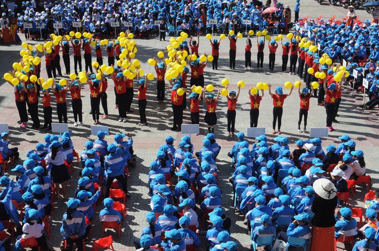 Phần đồng diễn hành khúc Đội Thiếu niên Tiền phong Hồ Chí Minh - Đà Lạt mộng mơ của các em thiếu nhi tại Ngày hội sắc màu.