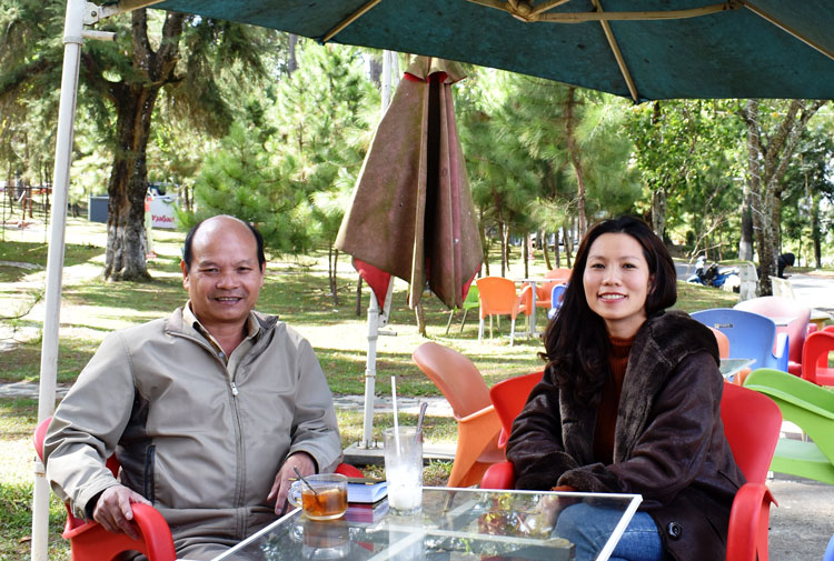 “Thạc sĩ tảo xoắn” Nguyễn Thị Bích Trâm (bên phải) với phóng viên Báo Lâm Đồng.