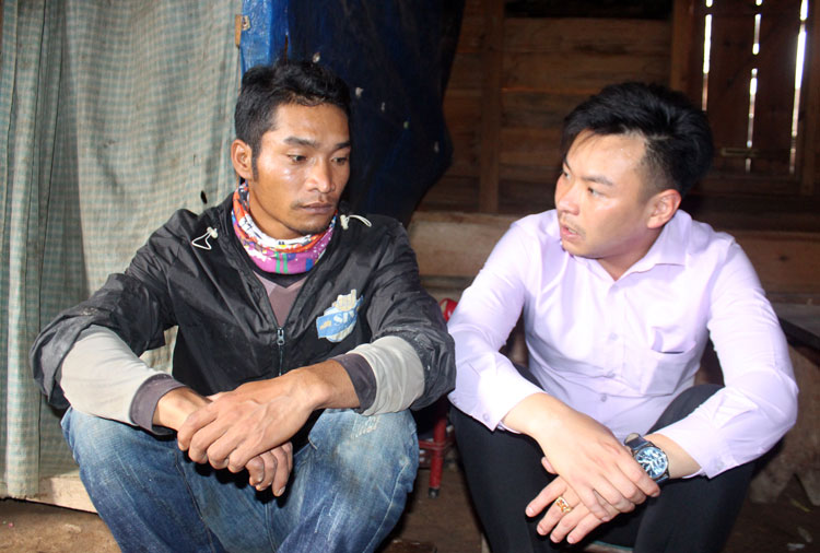 Đảng viên xã Đạ Nhim (bìa phải) hỏi thăm kết quả sản xuất của thanh niên địa phương và hướng dẫn một số cách thức sản xuất nông nghiệp mới như trồng nấm, chanh dây… Ảnh: Đ.Tú