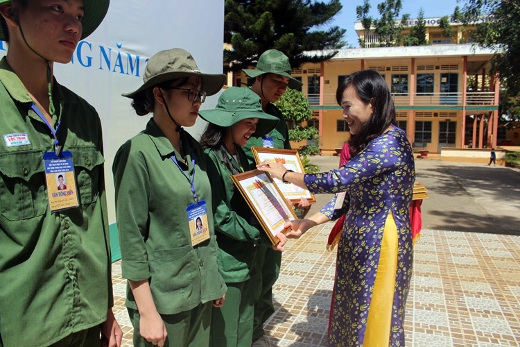 Bà Phạm Thị Hồng Hải, Giám đốc Sở Giáo dục và Đào tạo tặng bằng khen cho các cá nhân đạt giải nhất