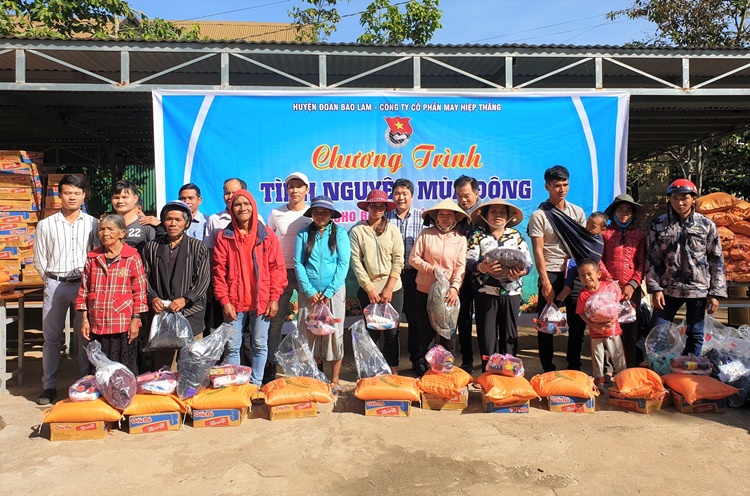Đoàn từ thiện trao tặng quà cho người nghèo xã Lộc Lâm
