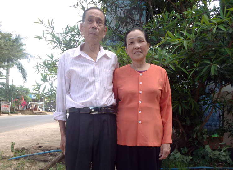 Vợ chồng ông Nguyễn Văn Đức và bà Lương Thị Hồng 50 năm giữ lửa yêu thương. Ảnh: Q.U