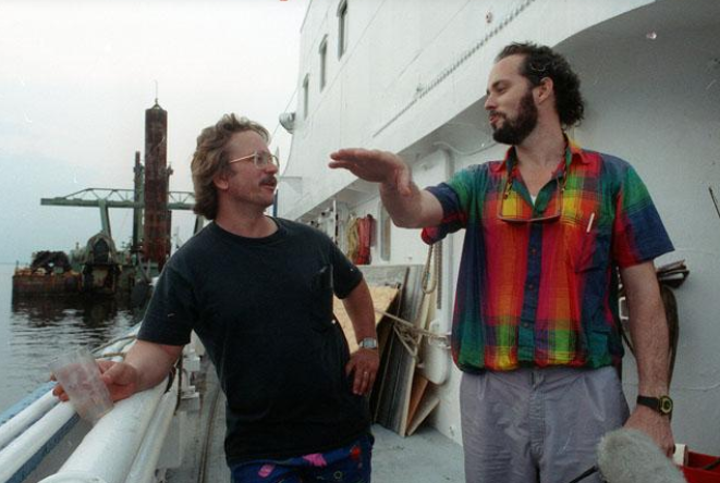 Tommy Thompson (phải) trao đổi với cộng sự Bob Evans khi tàu Arctic Discoverer khởi hành từ Norfolk ngày 18/6/1991