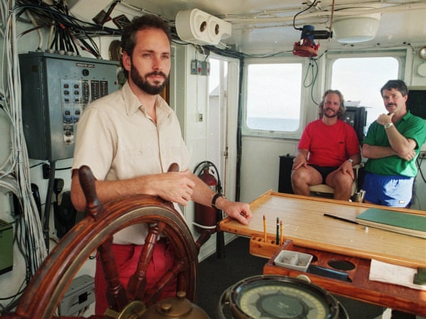 Tommy Thompson (trái) cùng các cộng sự Bob Evans và Barry Schatz trong phòng điều khiển của con tàu Arctic Discoverer vào ngày 29/8/1991