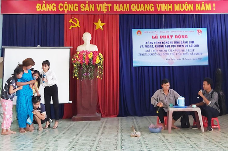 Phần thi tiểu phẩm của thanh niên huyện Đam Rông tham gia Hội thi Thanh niên với Luật Hôn nhân gia đình, Luật Bình đẳng giới do Tỉnh Đoàn tổ chức. Ảnh: N.Minh