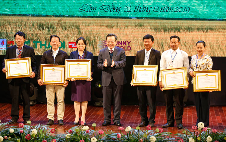 Ông Phùng Quốc Hiển - Phó Chủ tịch Quốc hội Việt Nam trao bằng khen cho doanh nghiệp Lào