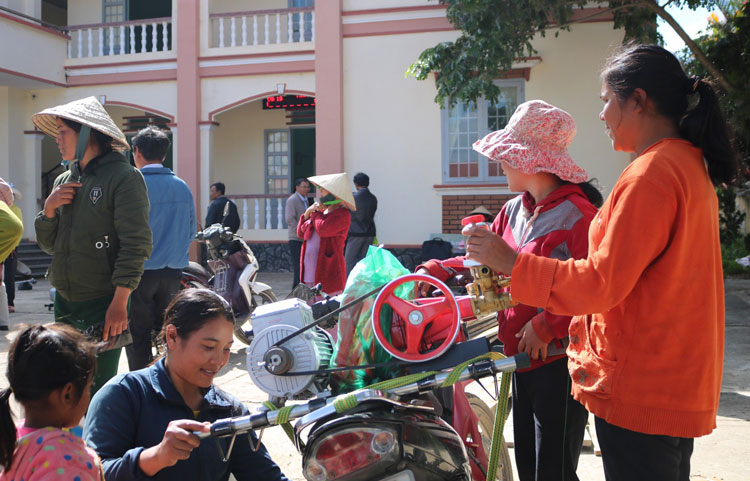 Các hộ nghèo đồng bào dân tộc thiểu số huyện Đơn Dương nhận nông cụ hỗ trợ