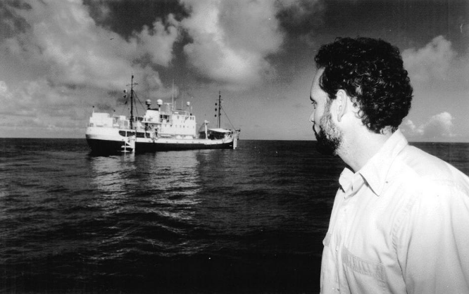 Thompson trong ảnh chụp năm 1991, đang nhìn ra con tàu Arctic Discoverer
