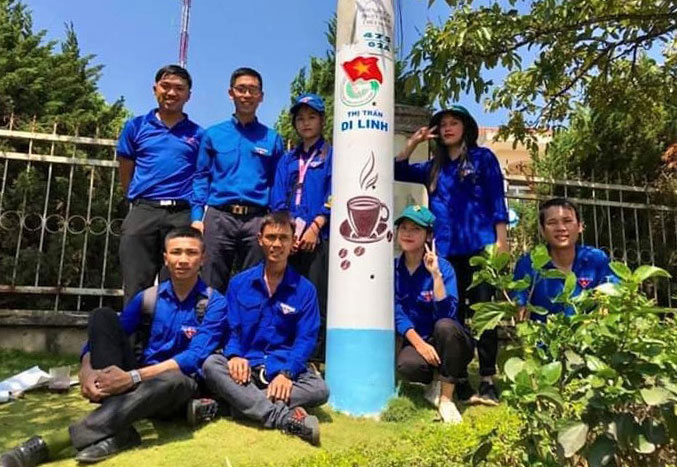 Mô hình “Cột điện biết nói - chung tay bảo vệ môi trường” được các bạn ĐVTN thị trấn Di Linh hưởng ứng và tích cực tham gia. Ảnh: T.Hiền