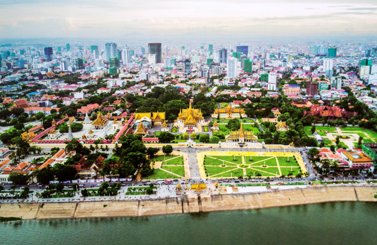 Thành phố Phnom Penh trong quá trình phát triển hiện đại, vẫn giữ những kiến trúc truyền thống đặc sắc và những mảng cây xanh. (Ảnh chụp lại)