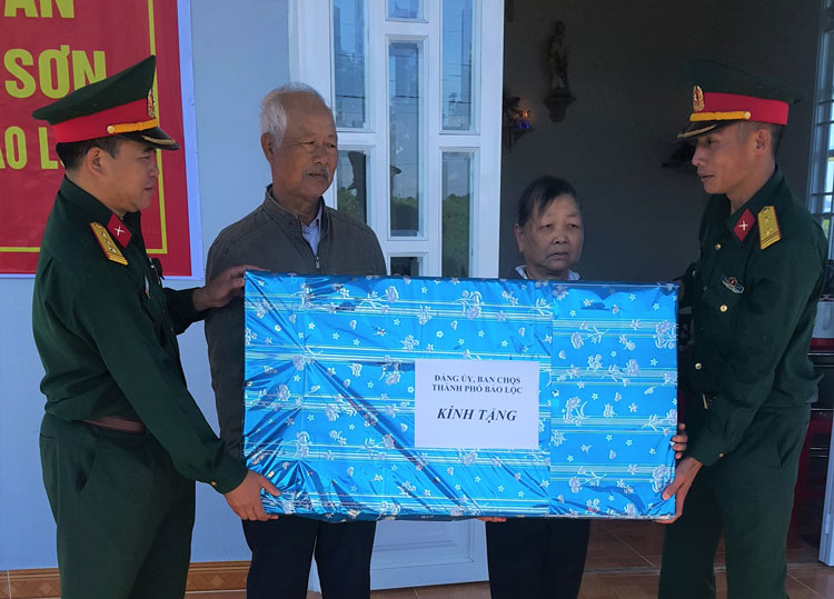 Ban Chỉ huy Quân sự TP Bảo Lộc tặng quà cho gia đình ông Lữ Văn Sơn tại lễ bàn giao nhà “Nghĩa tình Quân - Dân”