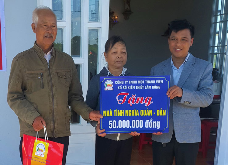 Công ty Xổ số Kiến thiết Lâm Đồng trao tiền hỗ trợ cho gia đình ông Sơn