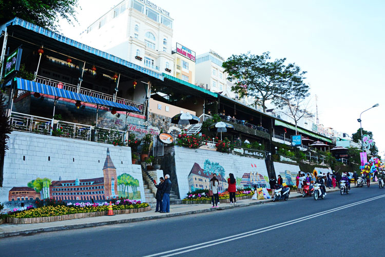 “Con đường hội họa” được đông đảo du khách hào hứng đón nhận trong thời gian qua